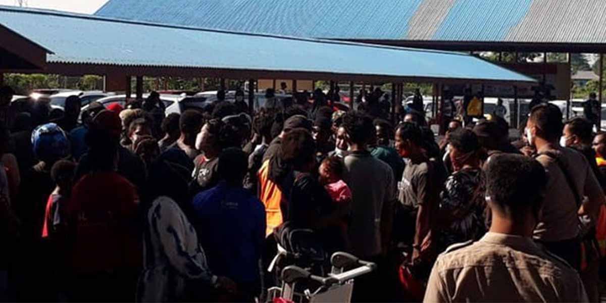 jenazah-yairus-gwijangge-disambut-ratusan-warga